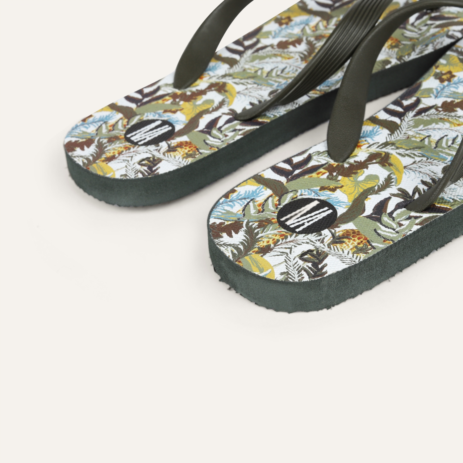 YAPRAK DESENLİ PARMAK ARASI PLAJ TERLİĞİ