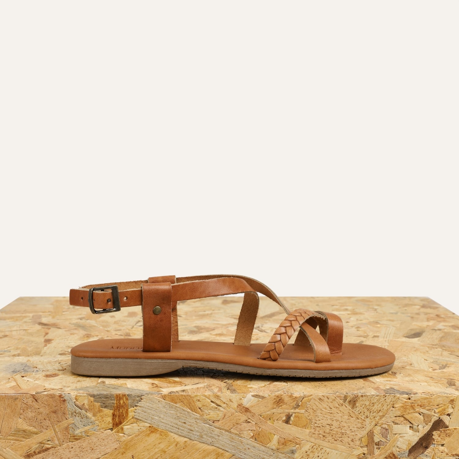 ÖRGÜLÜ PARMAK ARASI DERİ SANDALET