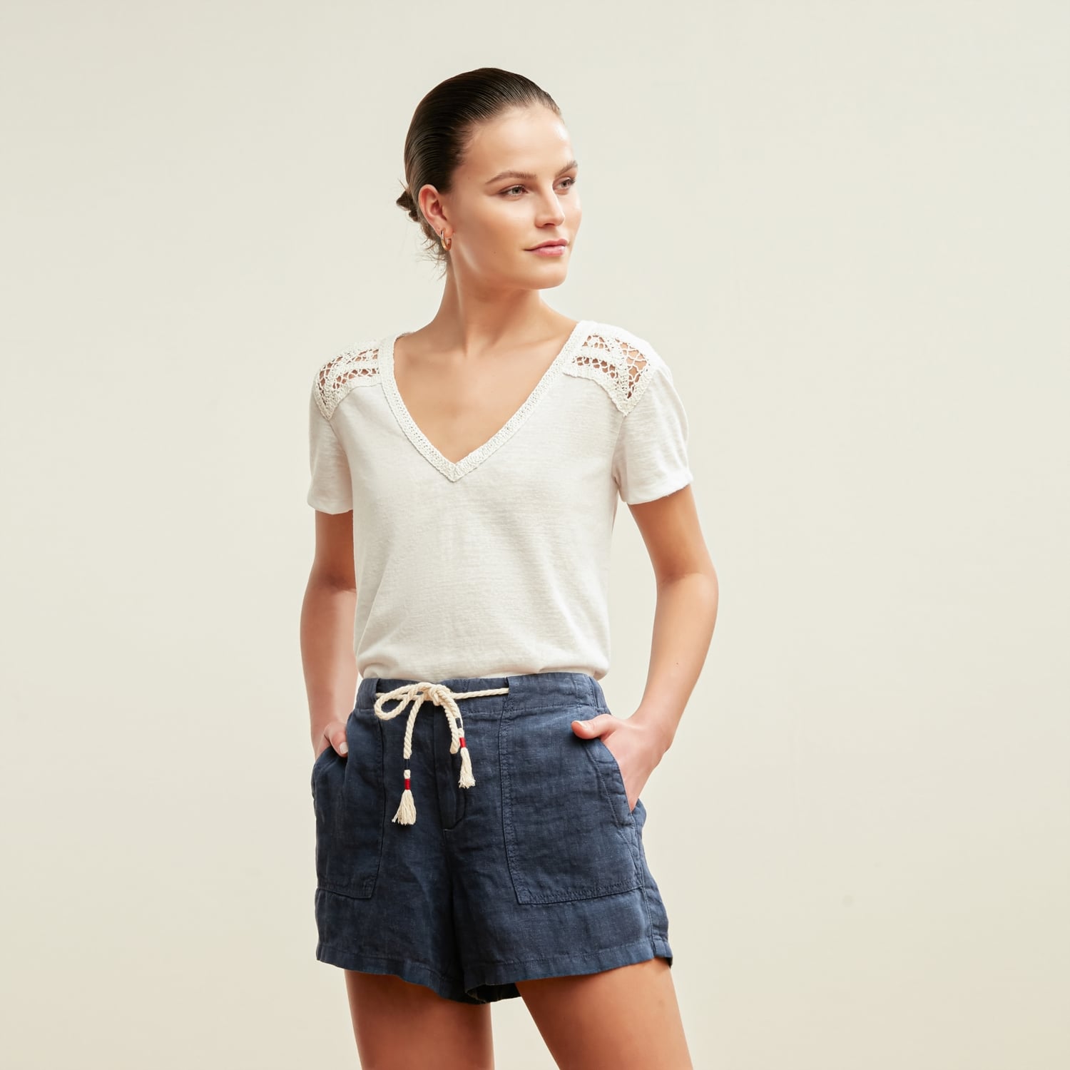 OMUZLARI DANTELLİ T-SHIRT