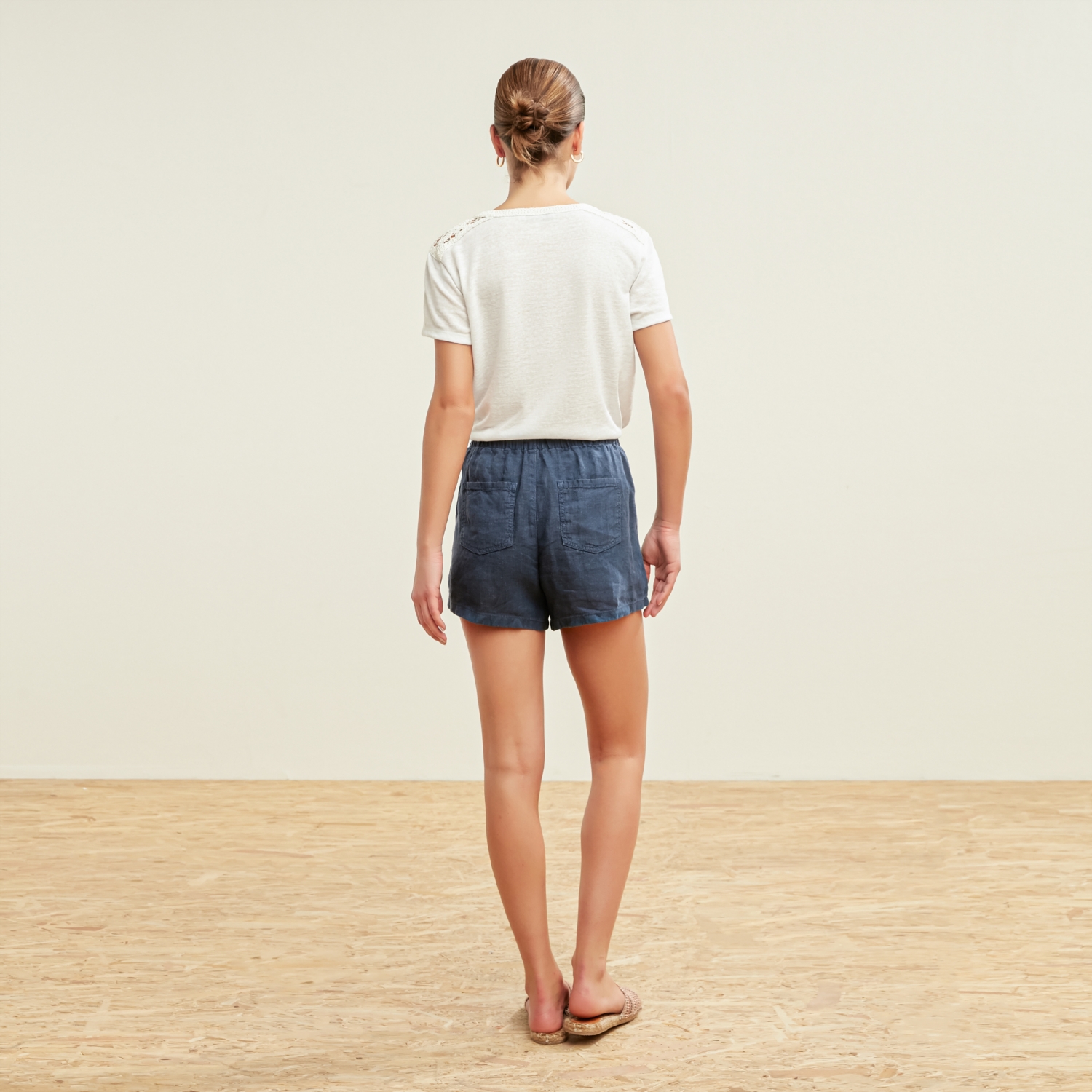 OMUZLARI DANTELLİ T-SHIRT