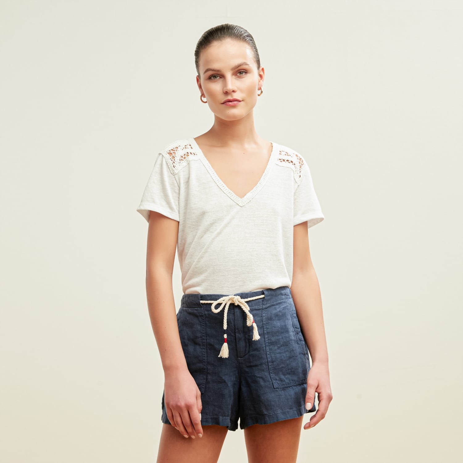 OMUZLARI DANTELLİ T-SHIRT