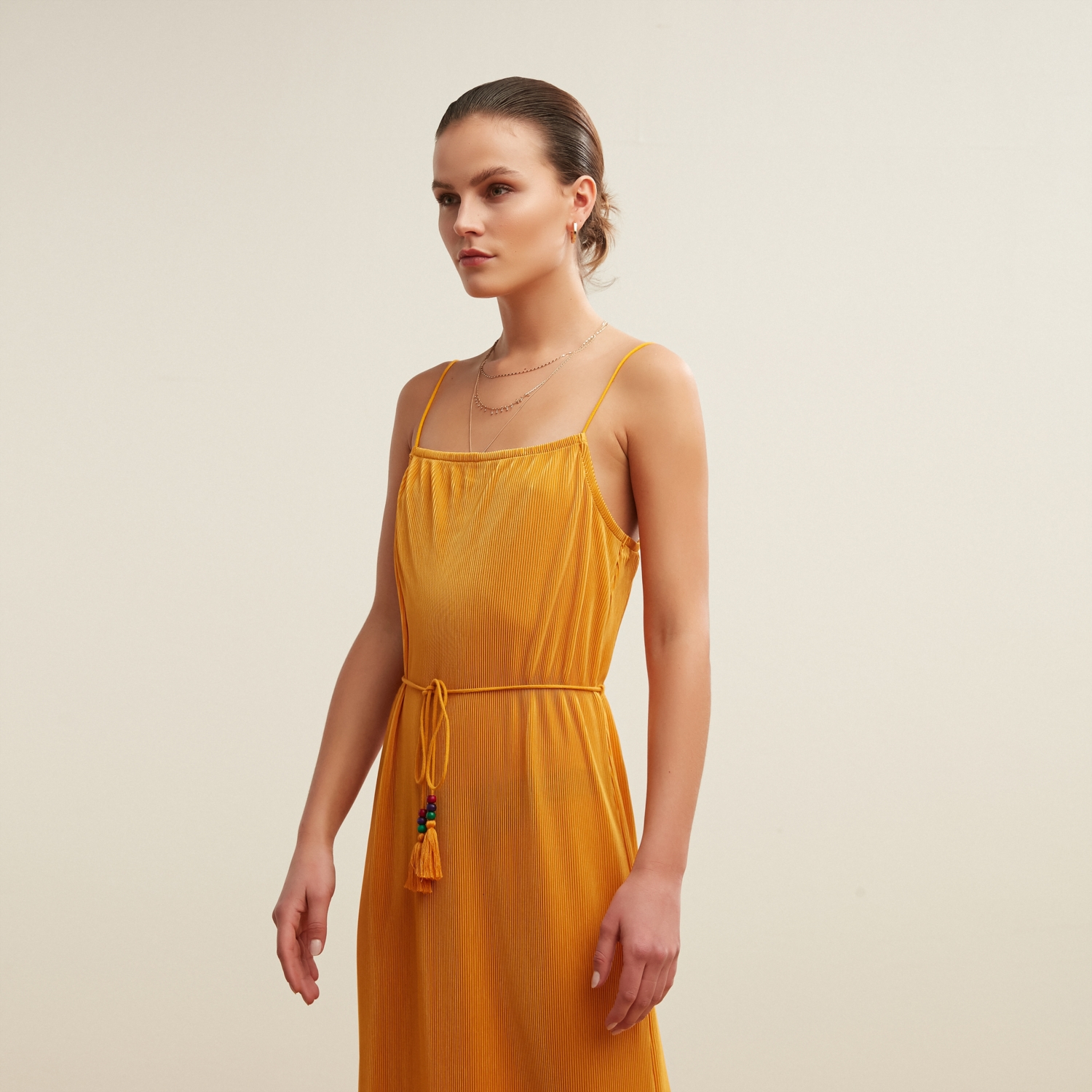 BELDEN BAĞLAMALI İNCE ASKILI PİLELİ MİDİ ELBİSE