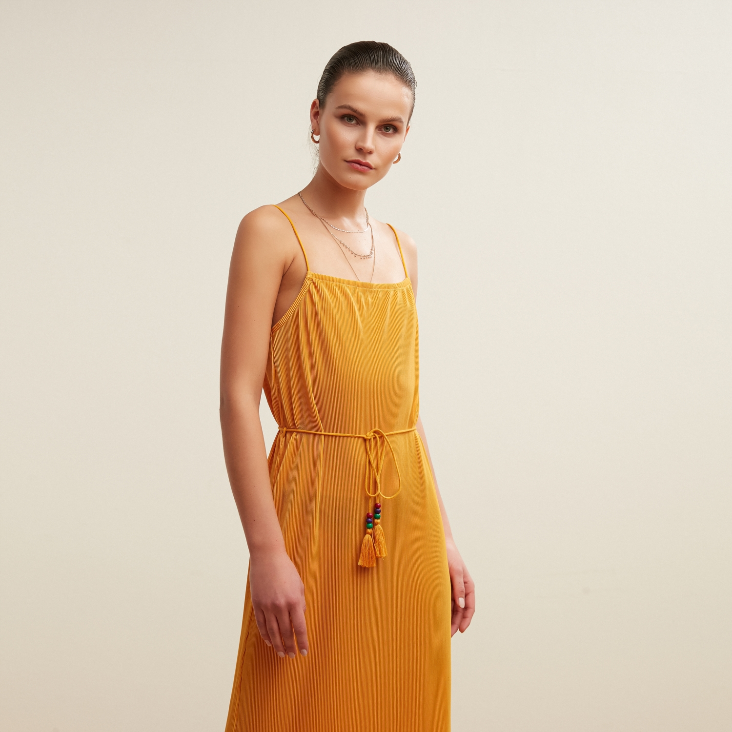 BELDEN BAĞLAMALI İNCE ASKILI PİLELİ MİDİ ELBİSE