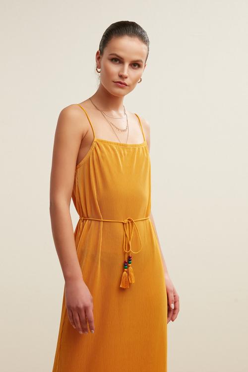  BELDEN BAĞLAMALI İNCE ASKILI PİLELİ MİDİ ELBİSE