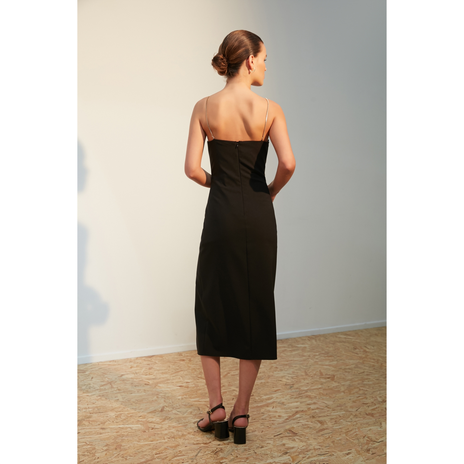 ZİNCİR DETAYLI MİDİ ELBİSE