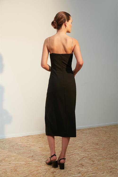  ZİNCİR DETAYLI MİDİ ELBİSE