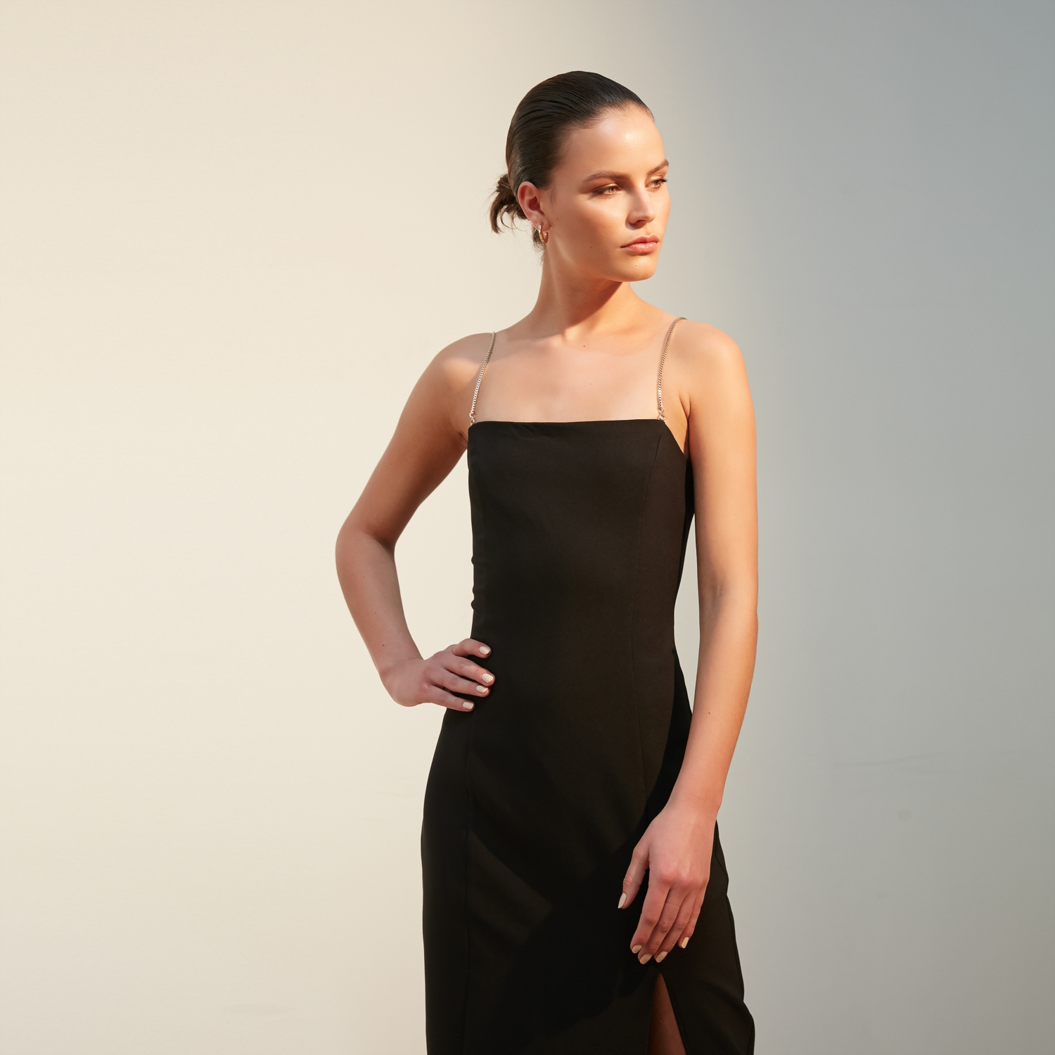 ZİNCİR DETAYLI MİDİ ELBİSE