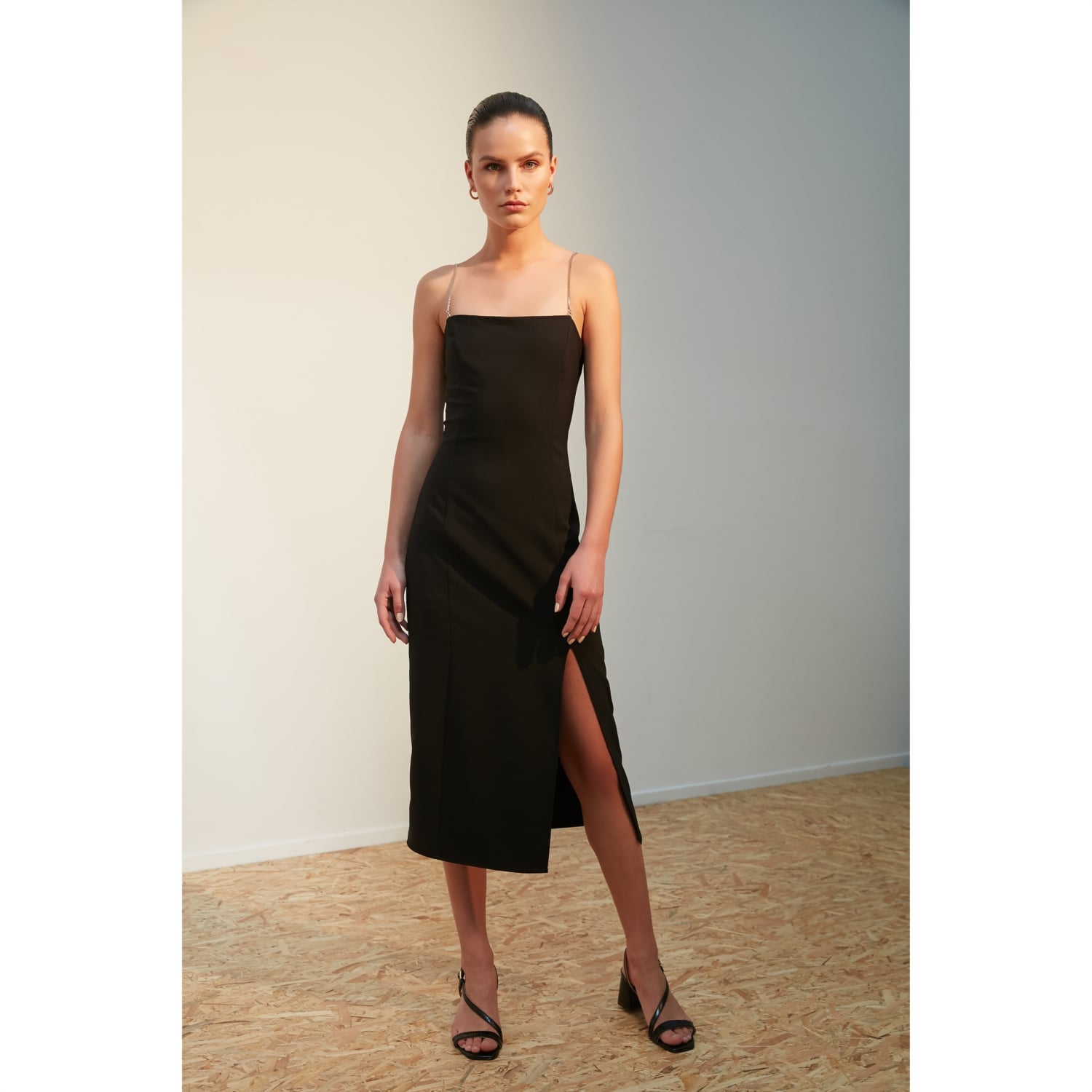 ZİNCİR DETAYLI MİDİ ELBİSE