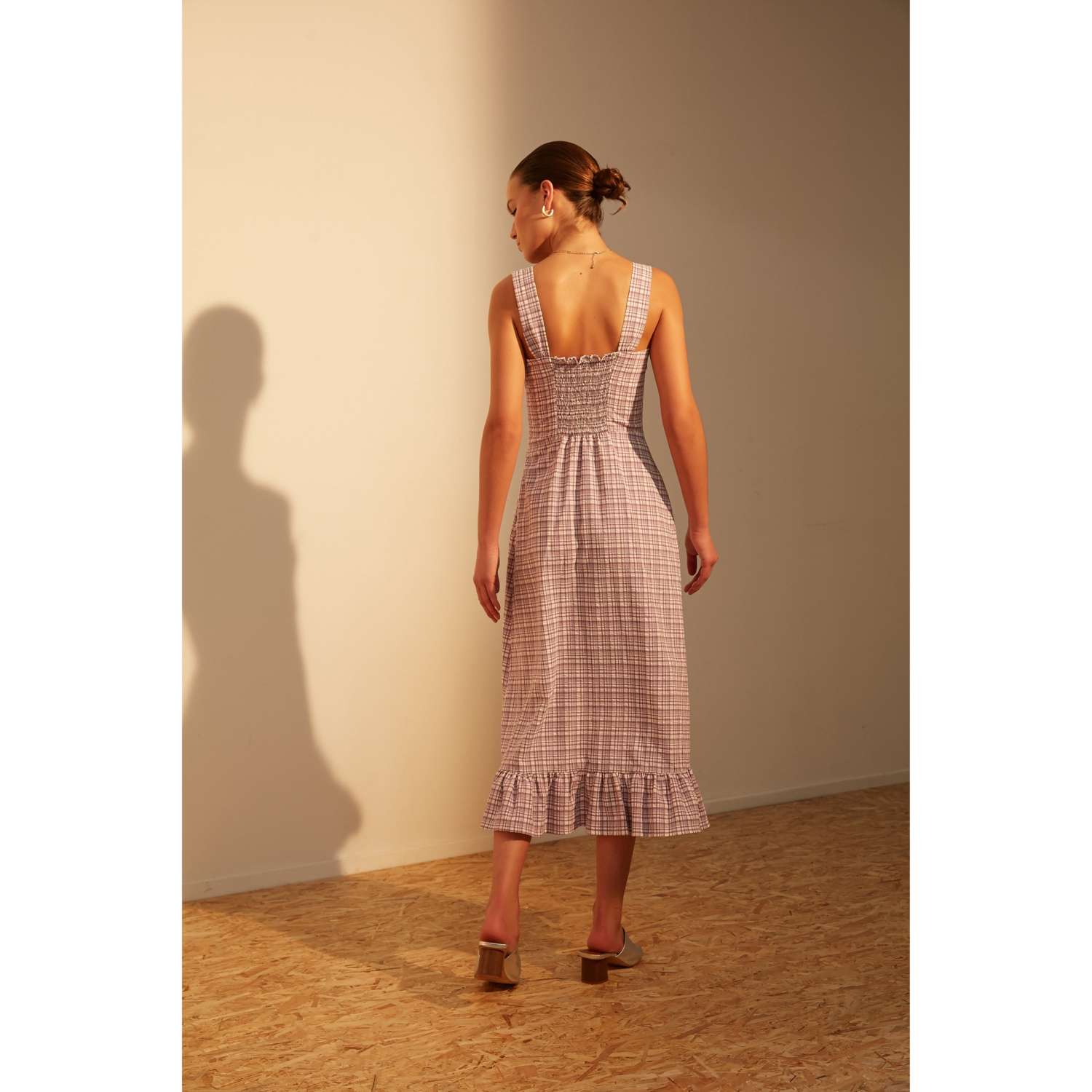 EKOSE DESENLİ VOLANLI MİDİ ELBİSE