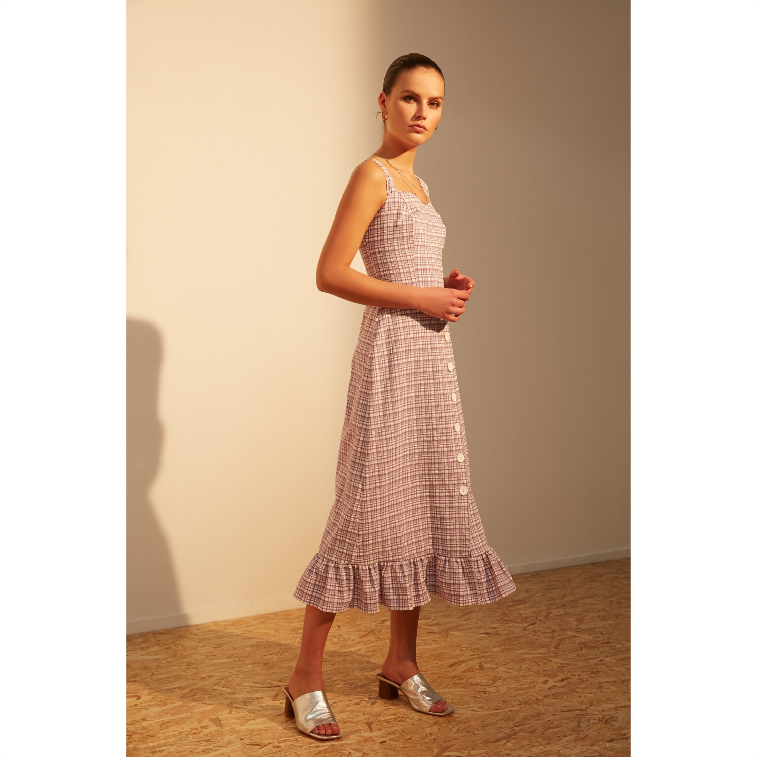 EKOSE DESENLİ VOLANLI MİDİ ELBİSE