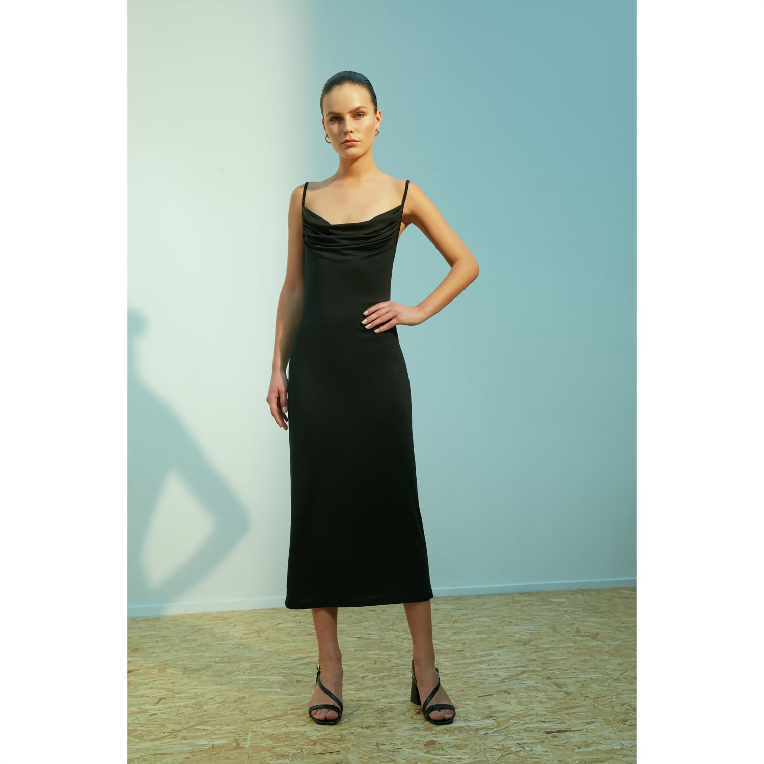 DEGAJE YAKA MİDİ ELBİSE