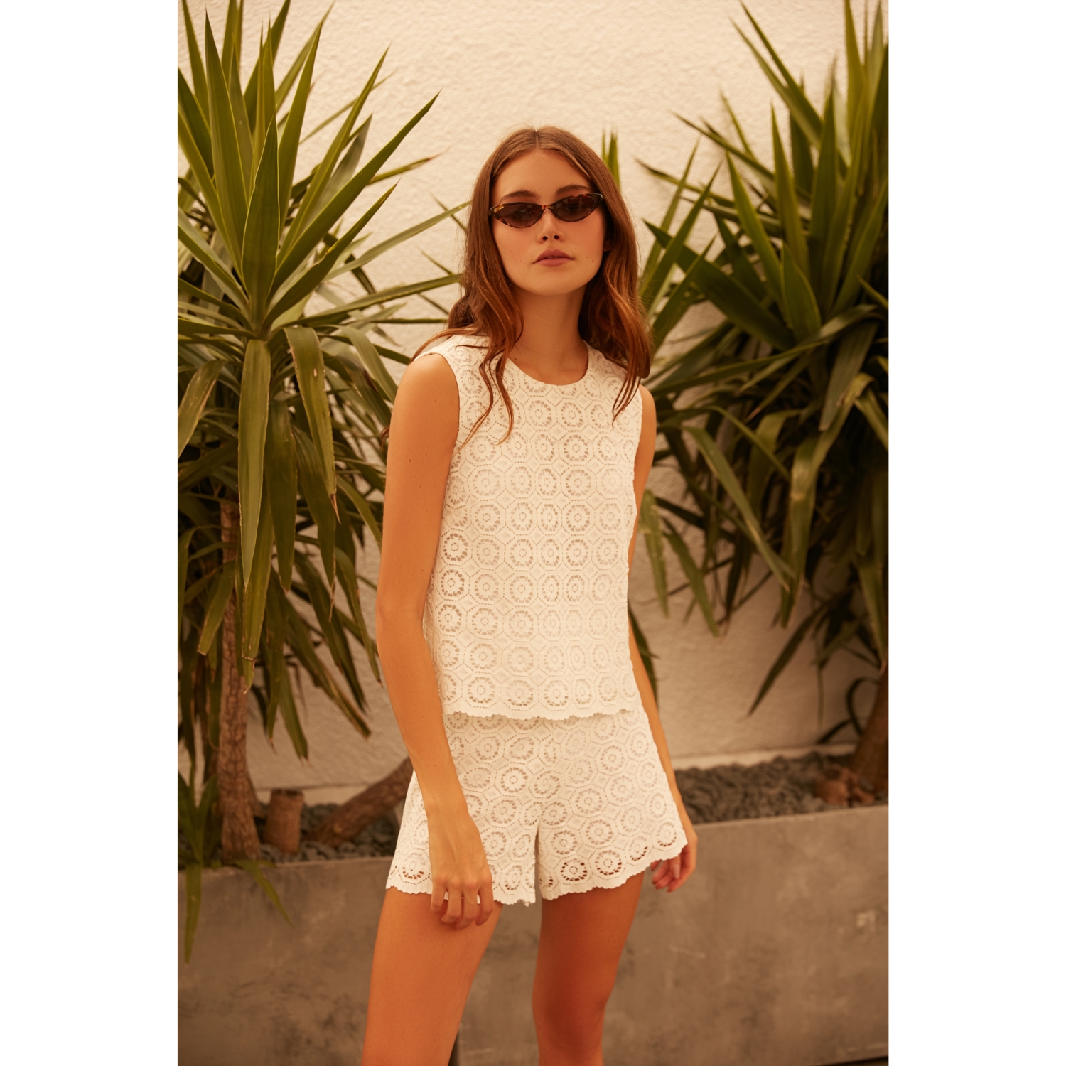 DANTELLİ KOLSUZ BLUZ