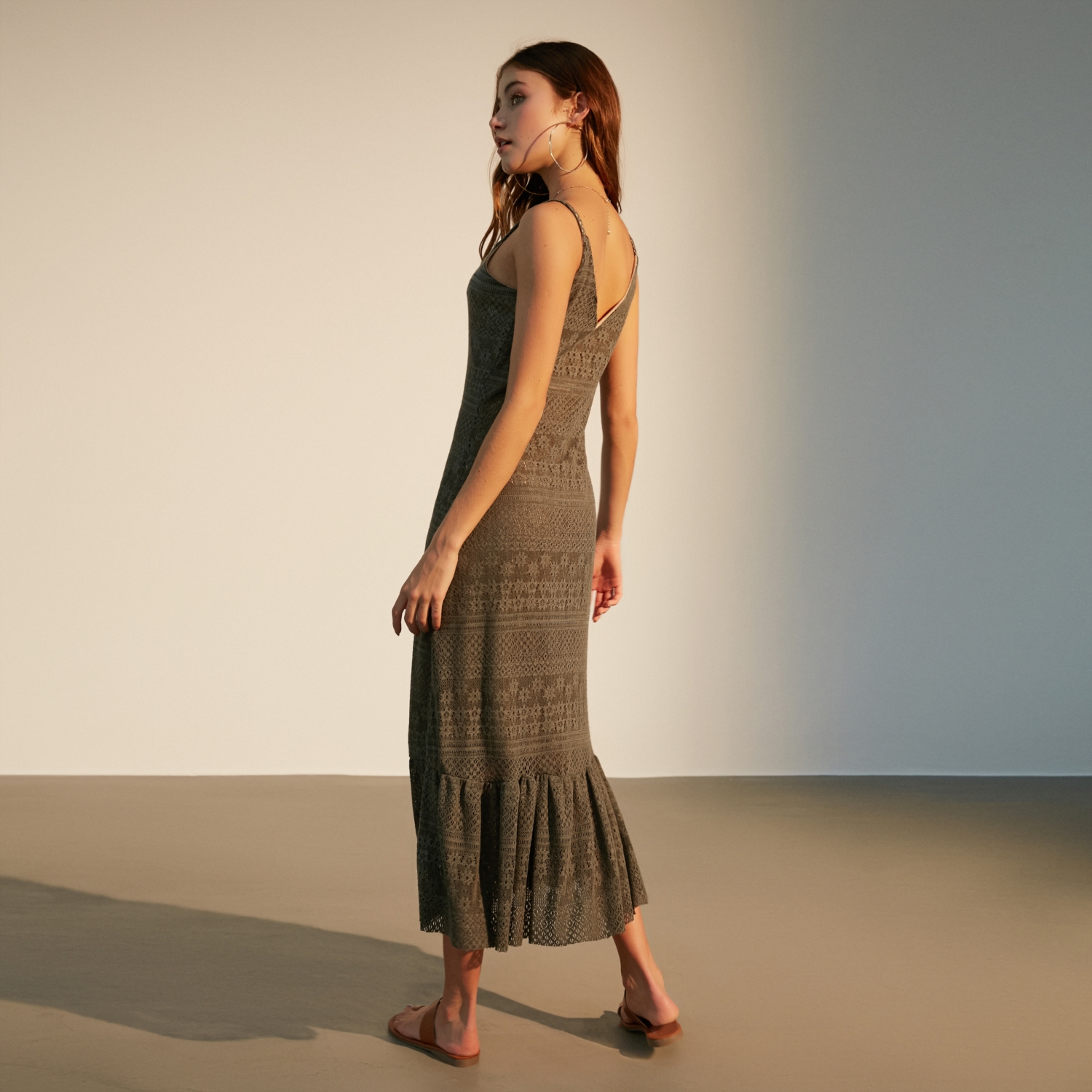 ASKILI FIRFIRLI MİDİ ELBİSE