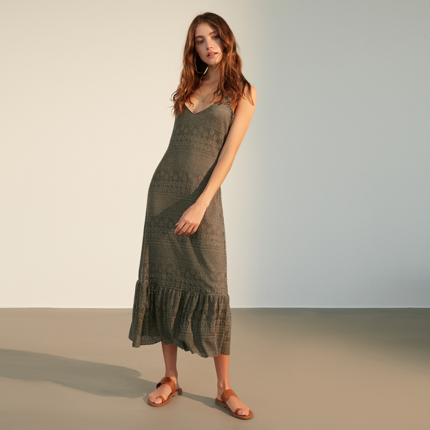 ASKILI FIRFIRLI MİDİ ELBİSE