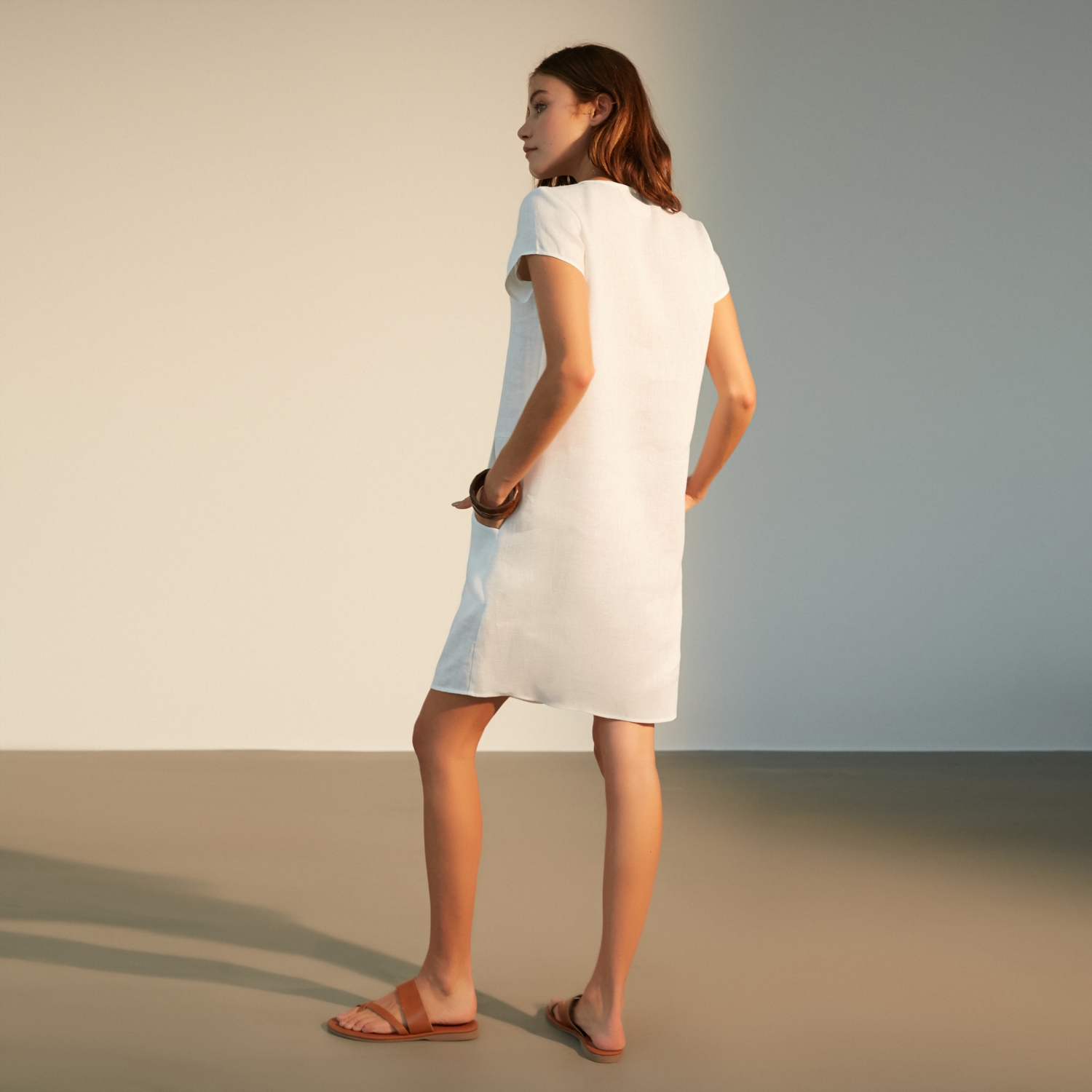 V YAKA DÜĞME DETAYLI KETEN ELBİSE