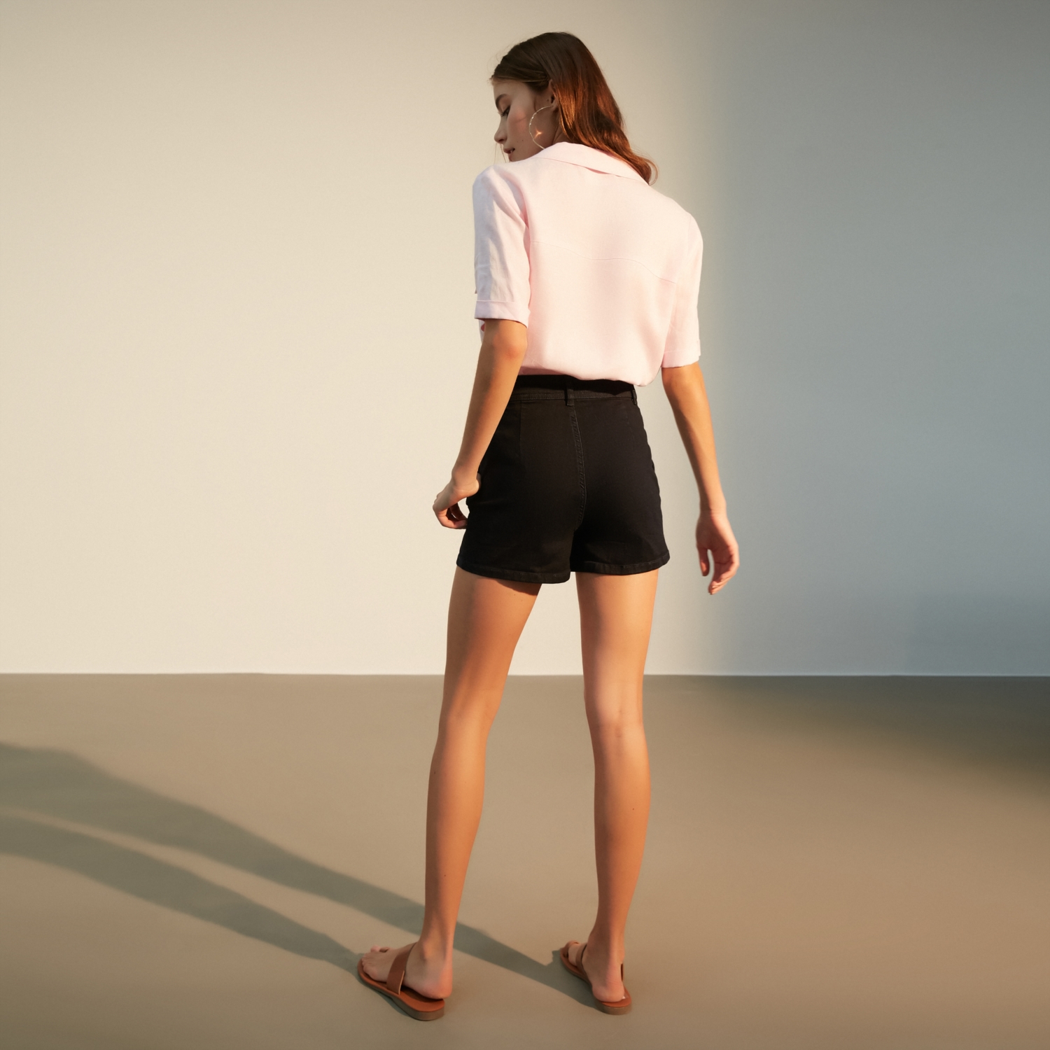 DÜĞMELİ DAR KESİM ŞORT