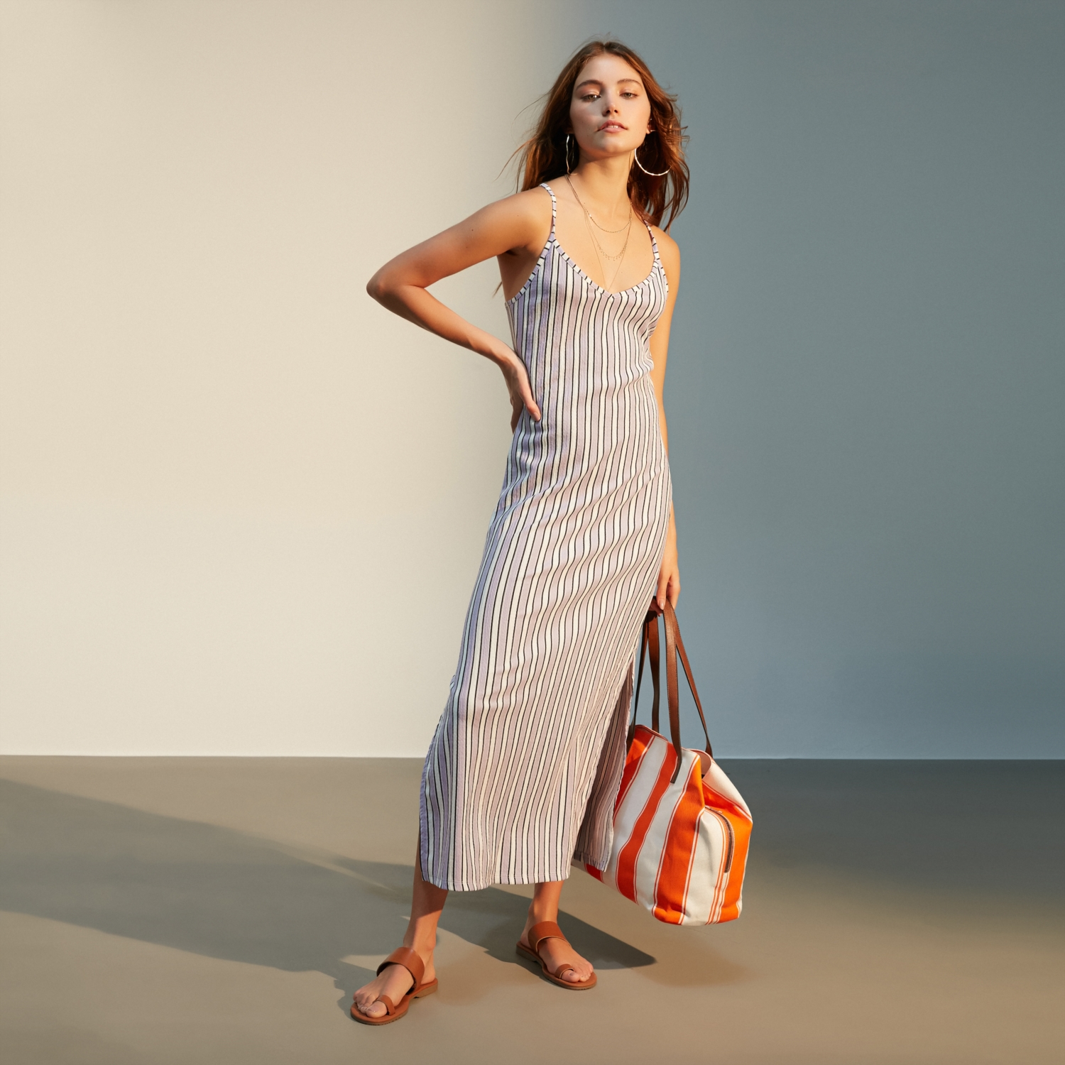 SIRTI ÇAPRAZ İP ASKILI YIRTMAÇLI UZUN ELBİSE