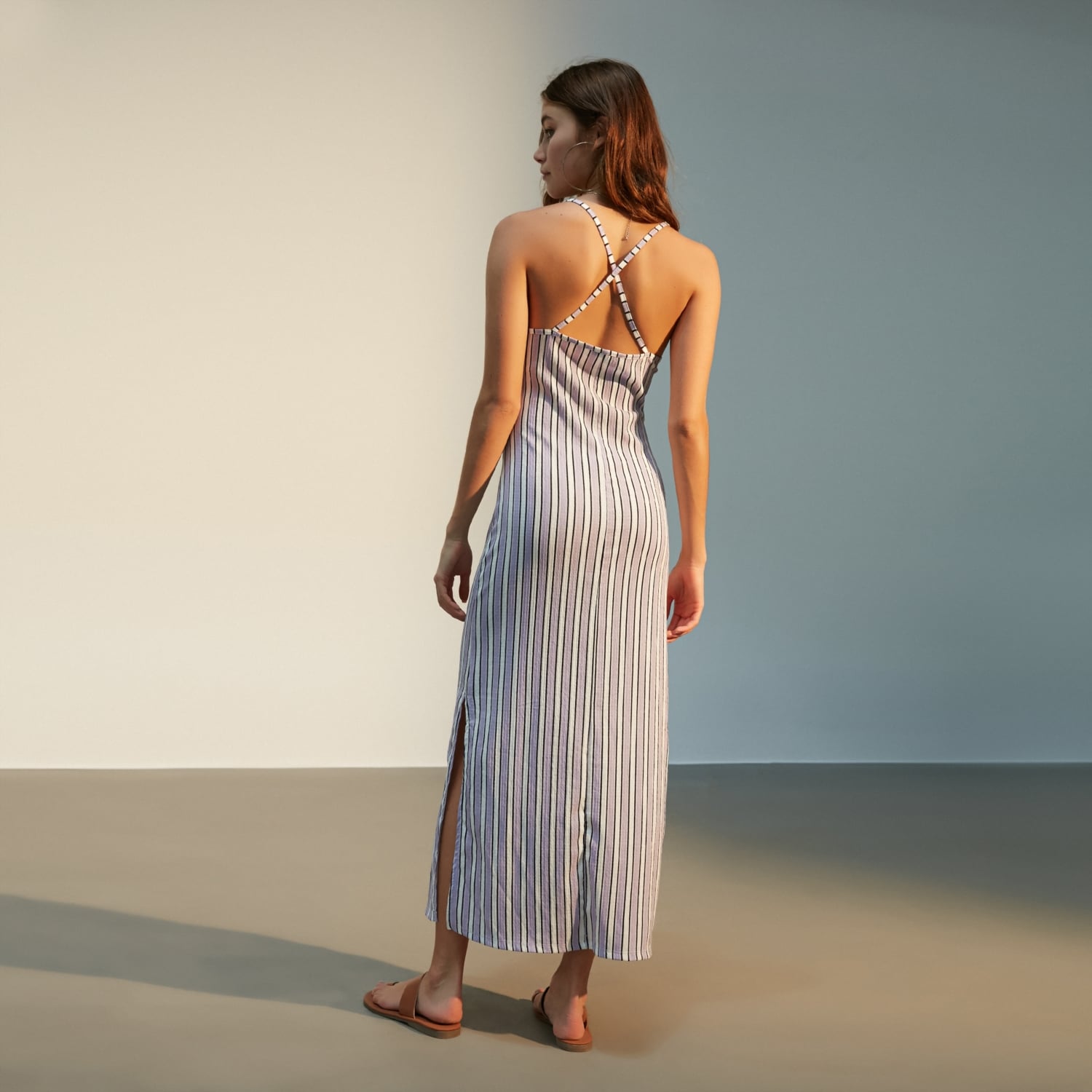 SIRTI ÇAPRAZ İP ASKILI YIRTMAÇLI UZUN ELBİSE