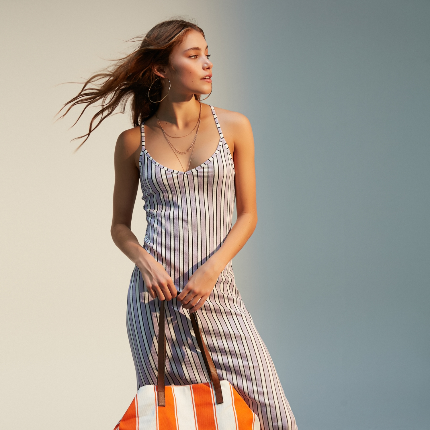 SIRTI ÇAPRAZ İP ASKILI YIRTMAÇLI UZUN ELBİSE