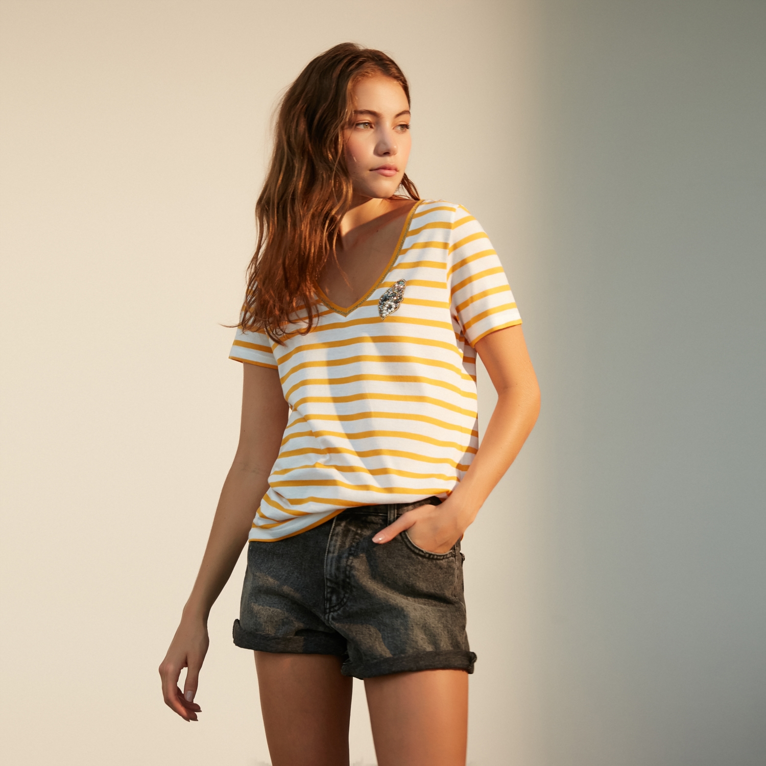 BROŞ DETAYLI V YAKA T-SHIRT