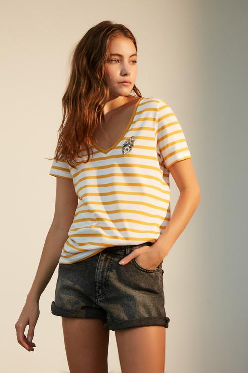  BROŞ DETAYLI V YAKA T-SHIRT