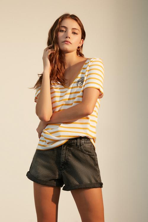  BROŞ DETAYLI V YAKA T-SHIRT