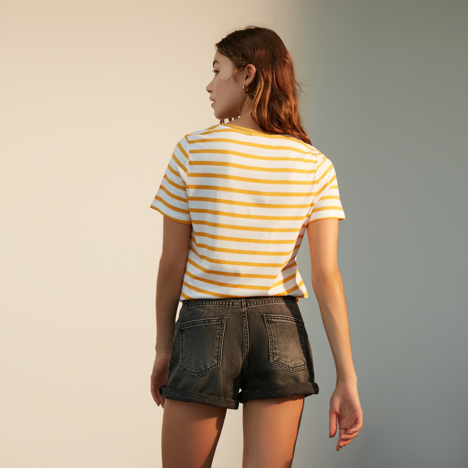 BROŞ DETAYLI V YAKA T-SHIRT