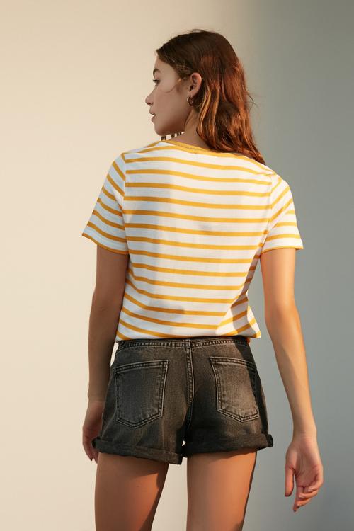  BROŞ DETAYLI V YAKA T-SHIRT