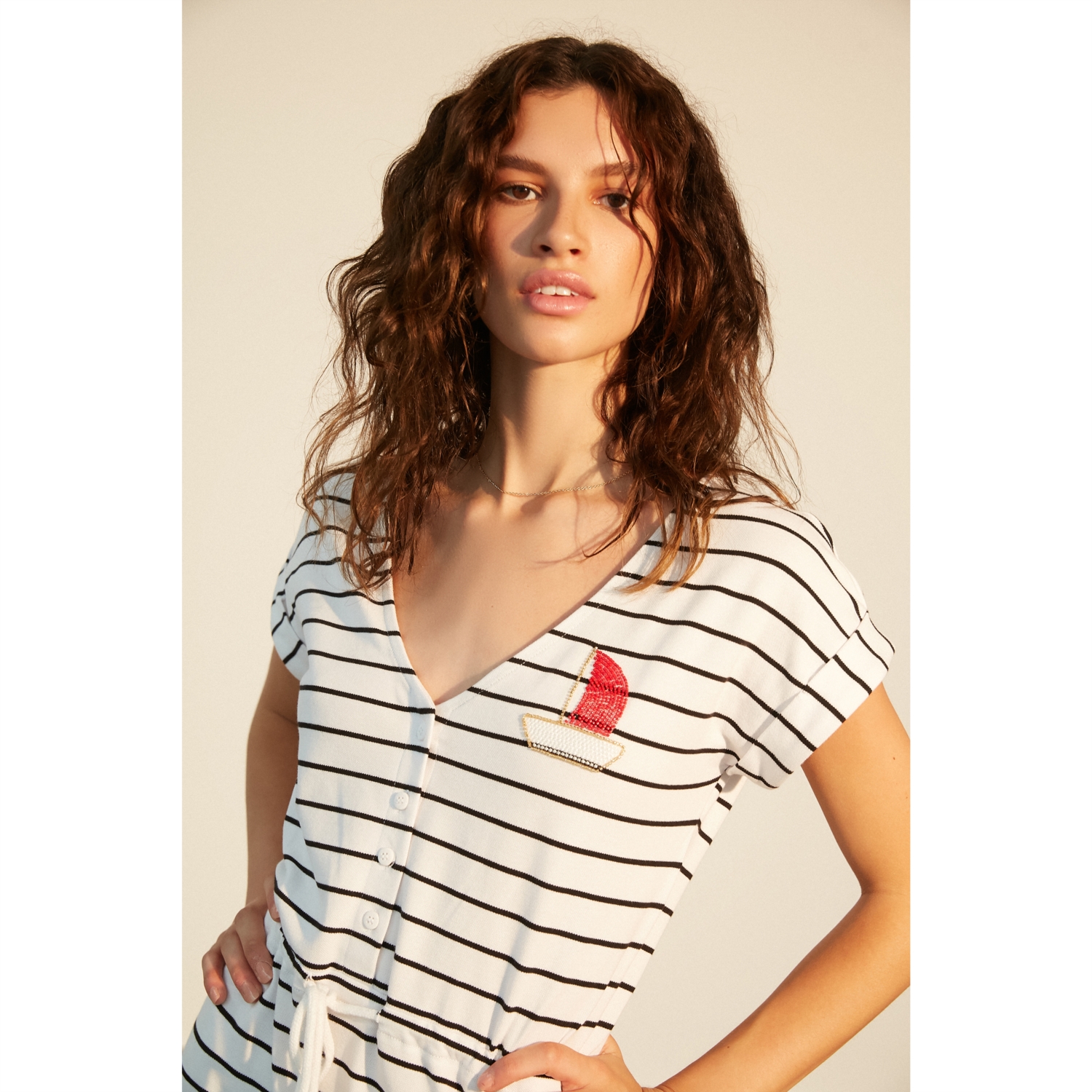 NAKIŞ DETAYLI ÇİZGİLİ MİDİ ELBİSE