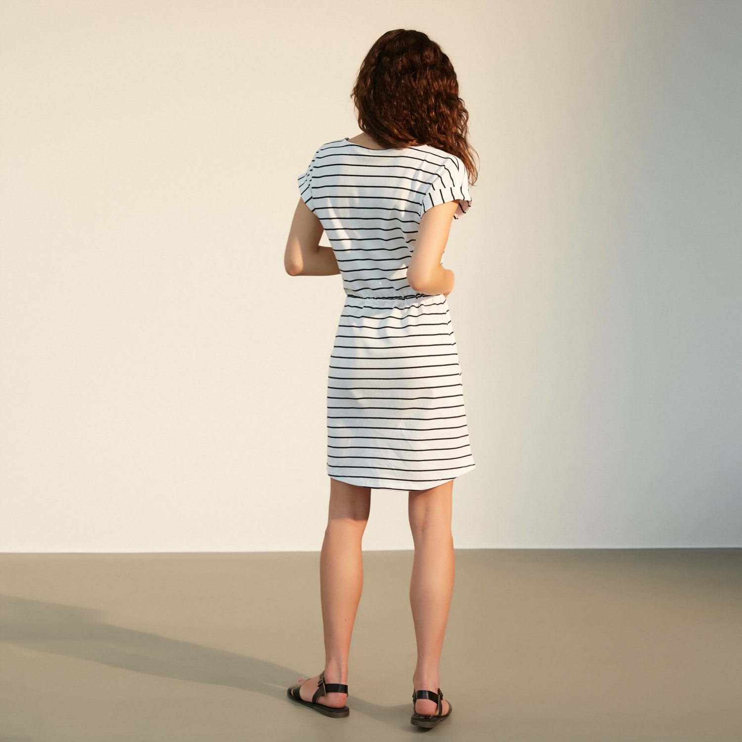 NAKIŞ DETAYLI ÇİZGİLİ MİDİ ELBİSE