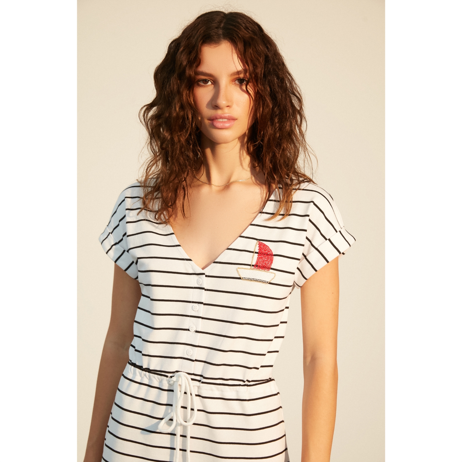 NAKIŞ DETAYLI ÇİZGİLİ MİDİ ELBİSE