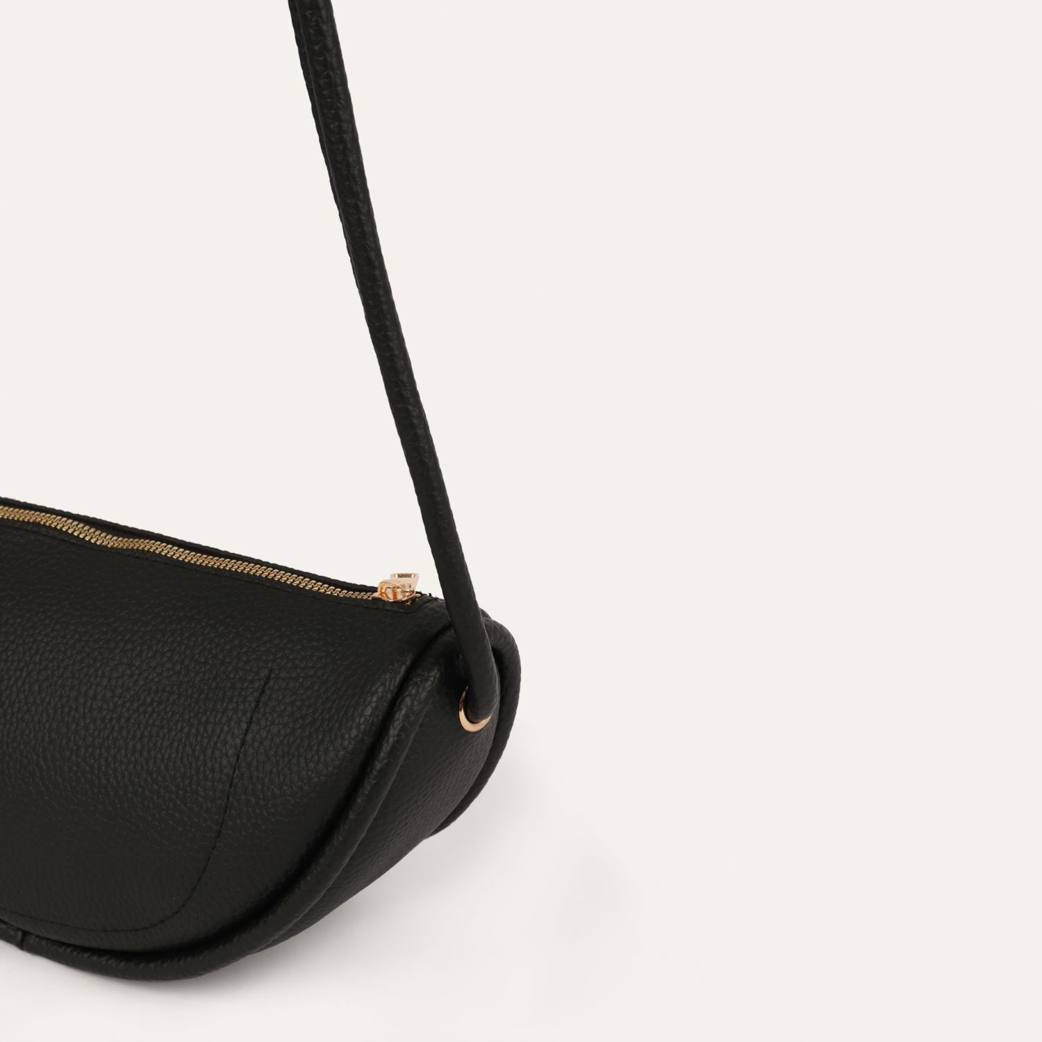 DERİ GÖRÜNÜMLÜ ÇAPRAZ ASKILI OMUZ ÇANTASI