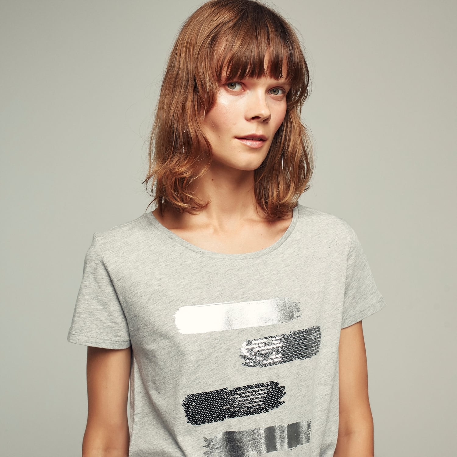 BİSİKLET YAKA PARLAK BASKILI PAMUK T-SHIRT