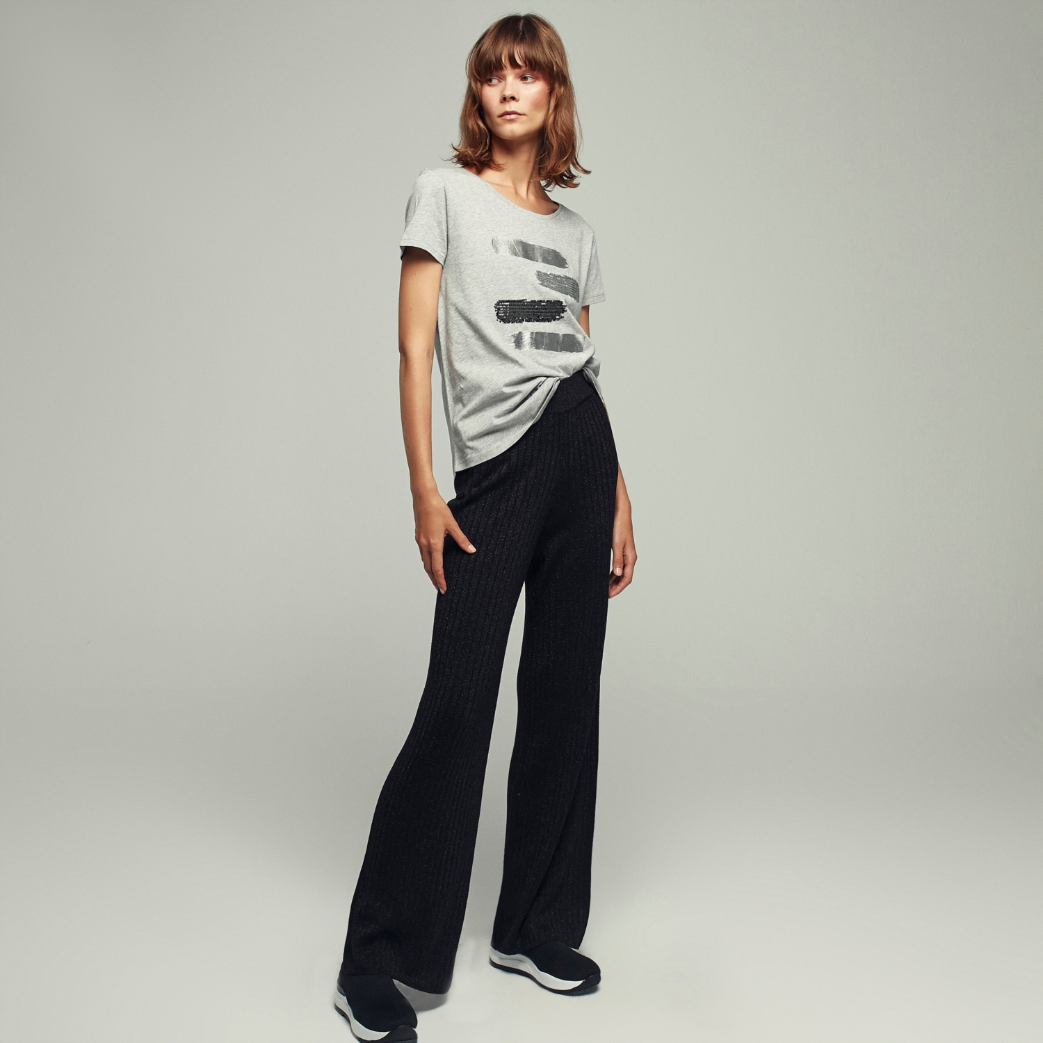 BİSİKLET YAKA PARLAK BASKILI PAMUK T-SHIRT