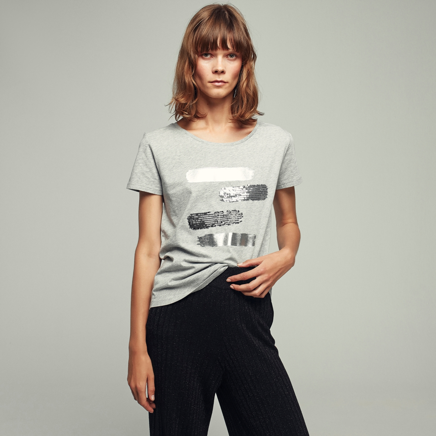 BİSİKLET YAKA PARLAK BASKILI PAMUK T-SHIRT