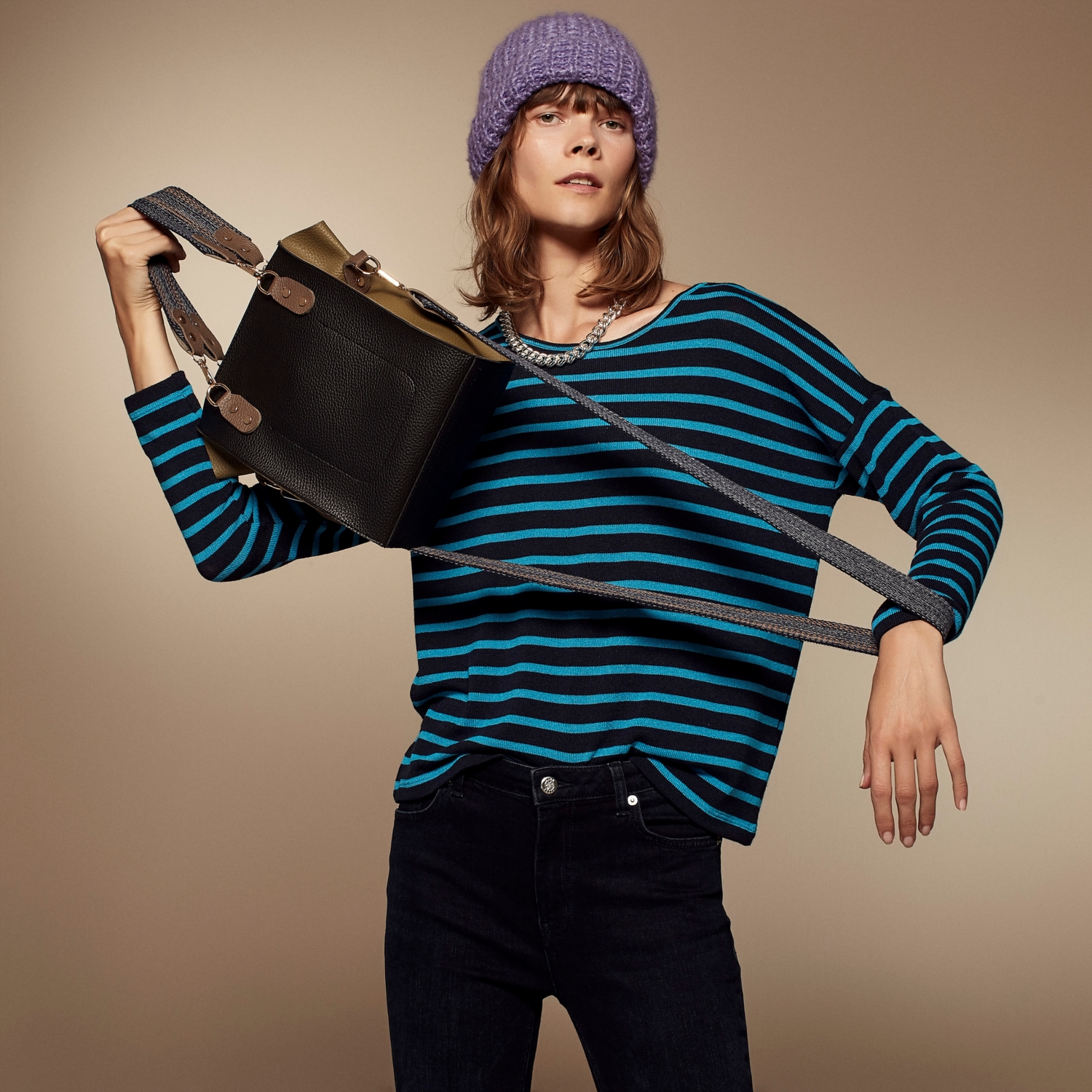 DÜŞÜK OMUZLU KAYIK YAKA SWEATSHIRT