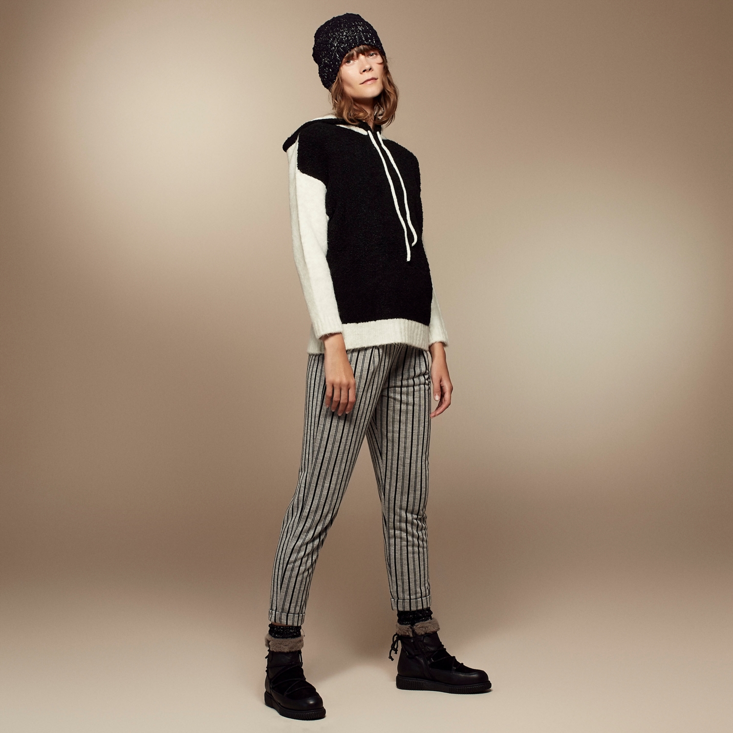 KAPÜŞONLU PELUŞ KAZAK