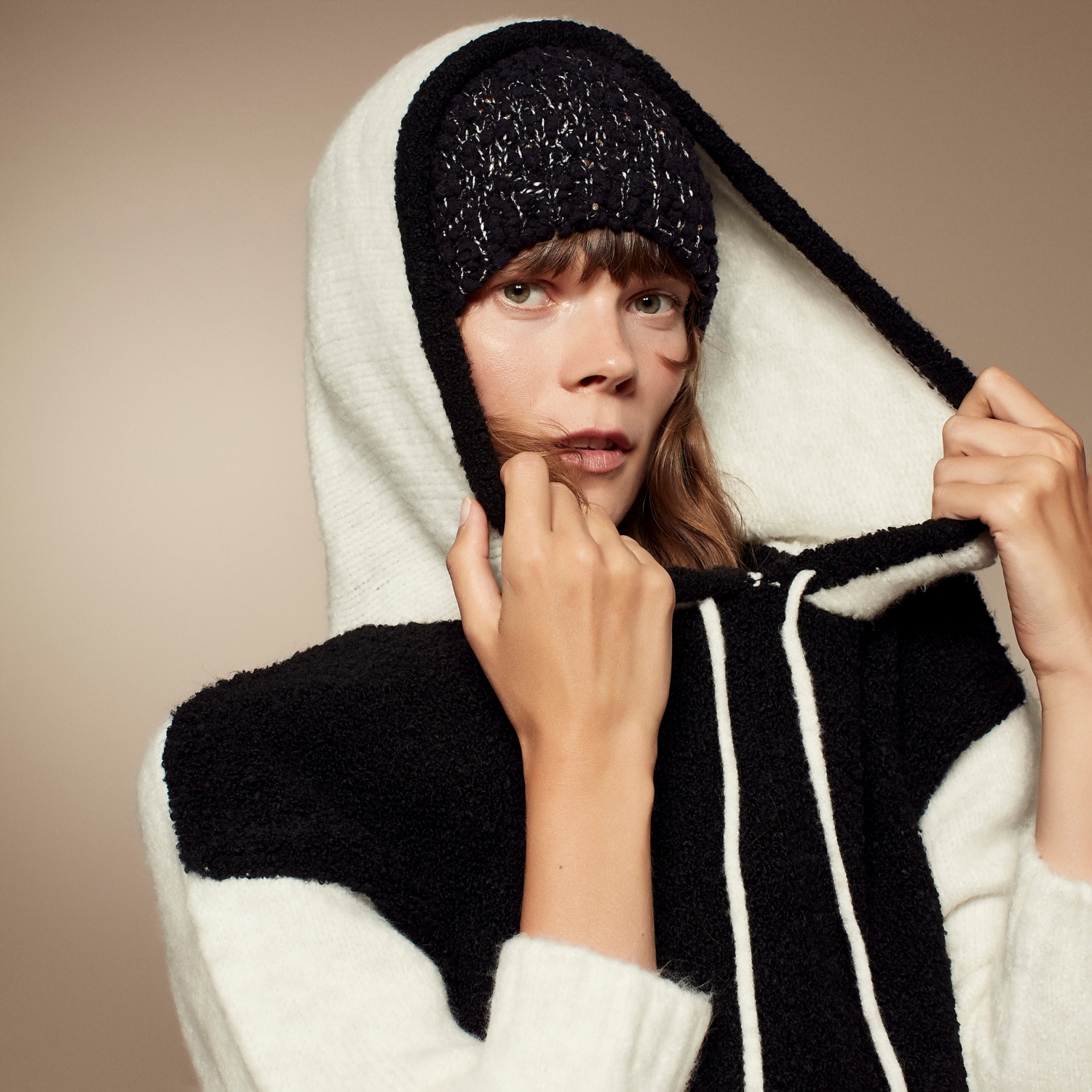 KAPÜŞONLU PELUŞ KAZAK