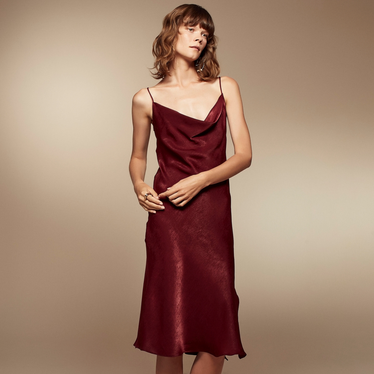 DEGAJE YAKA İNCE ASKILI YIRTMAÇLI SATEN MİDİ ELBİSE