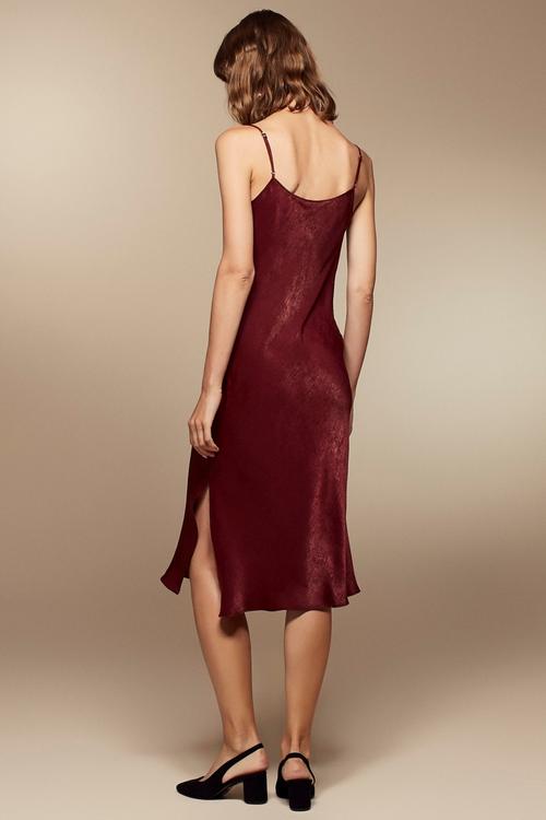  DEGAJE YAKA İNCE ASKILI YIRTMAÇLI SATEN MİDİ ELBİSE