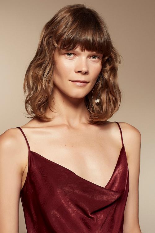  DEGAJE YAKA İNCE ASKILI YIRTMAÇLI SATEN MİDİ ELBİSE