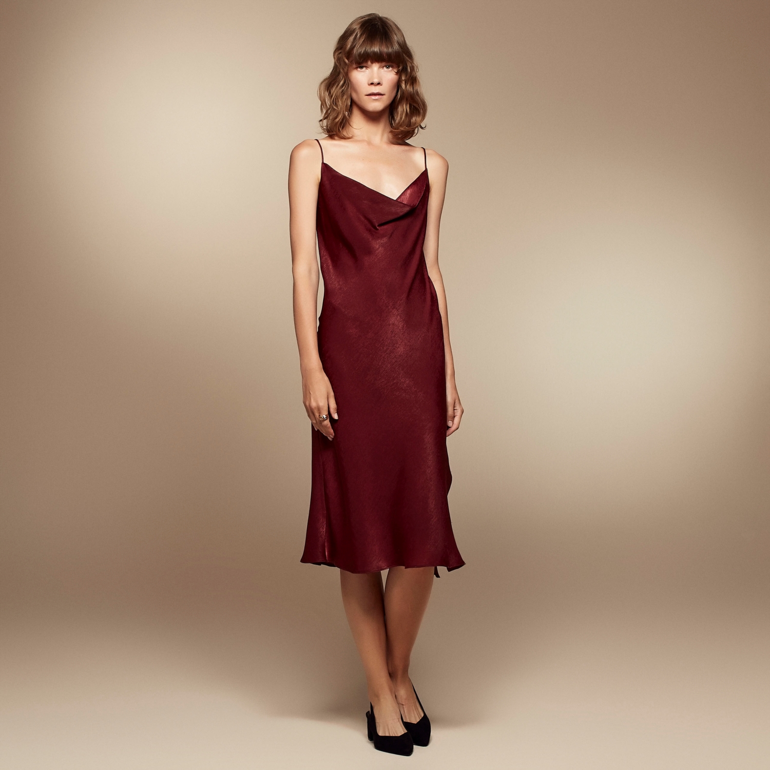 DEGAJE YAKA İNCE ASKILI YIRTMAÇLI SATEN MİDİ ELBİSE