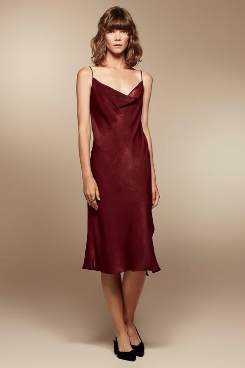  DEGAJE YAKA İNCE ASKILI YIRTMAÇLI SATEN MİDİ ELBİSE