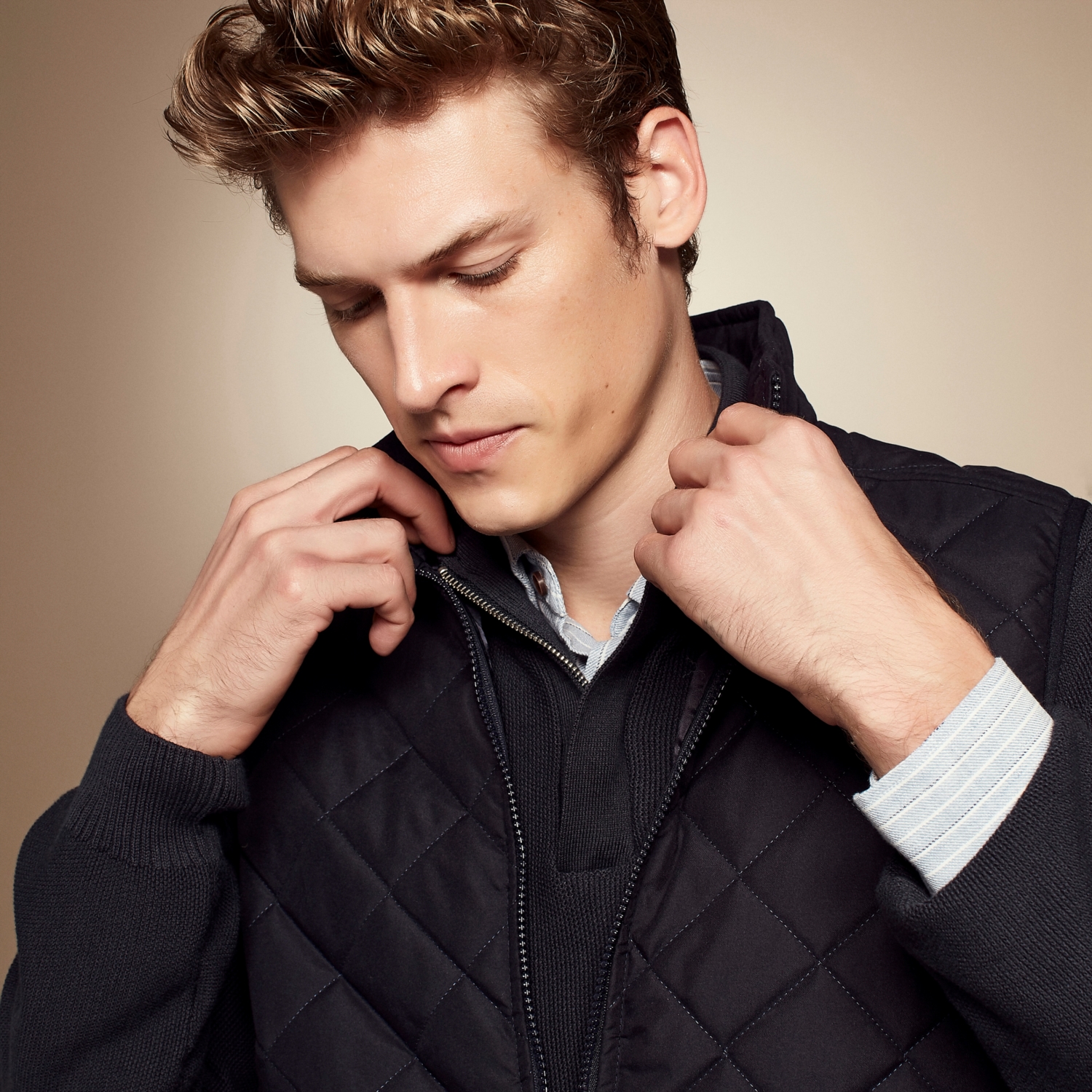 DİK YAKA KAPİTONELİ YELEK