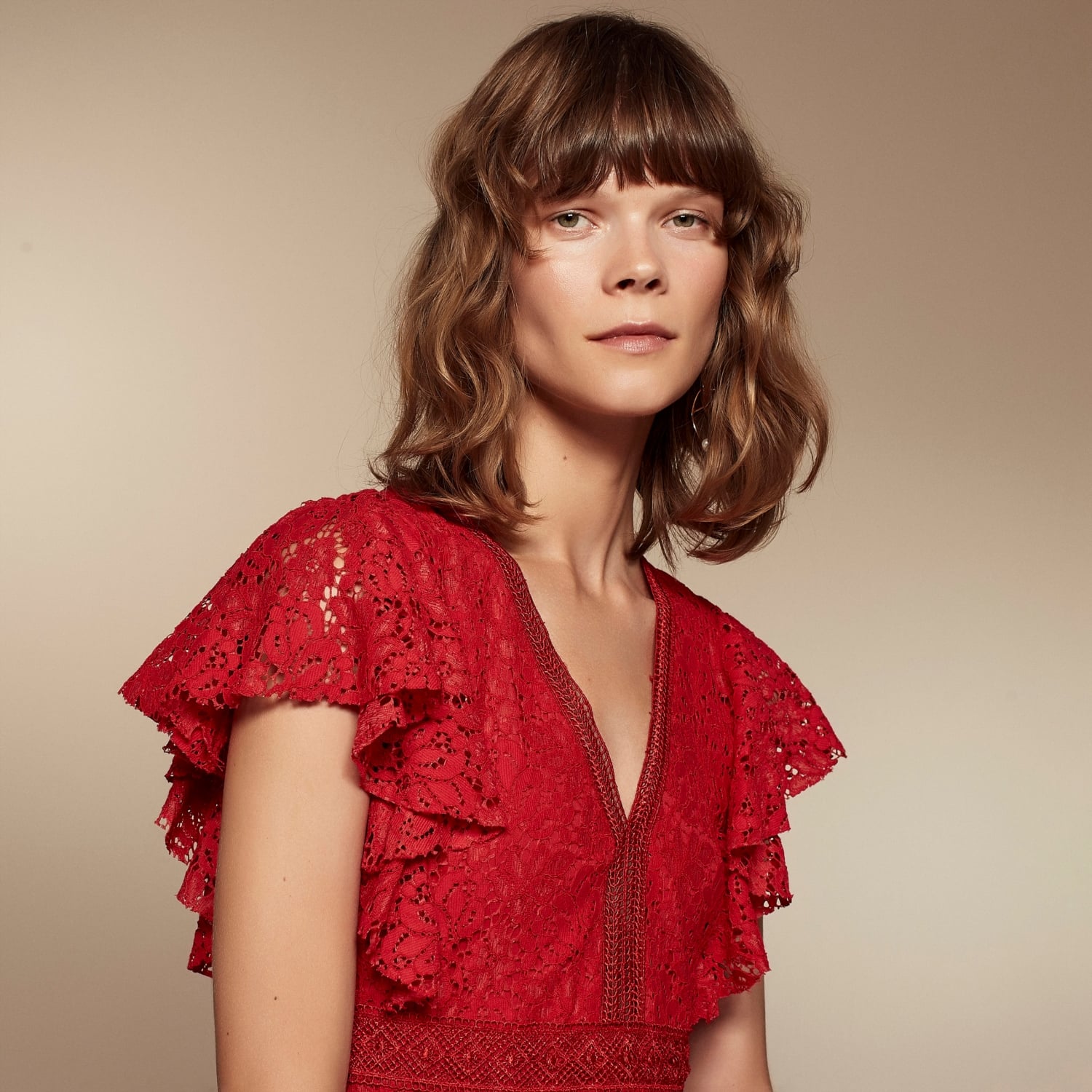 KOLLARI VOLANLI MİDİ DANTEL ELBİSE