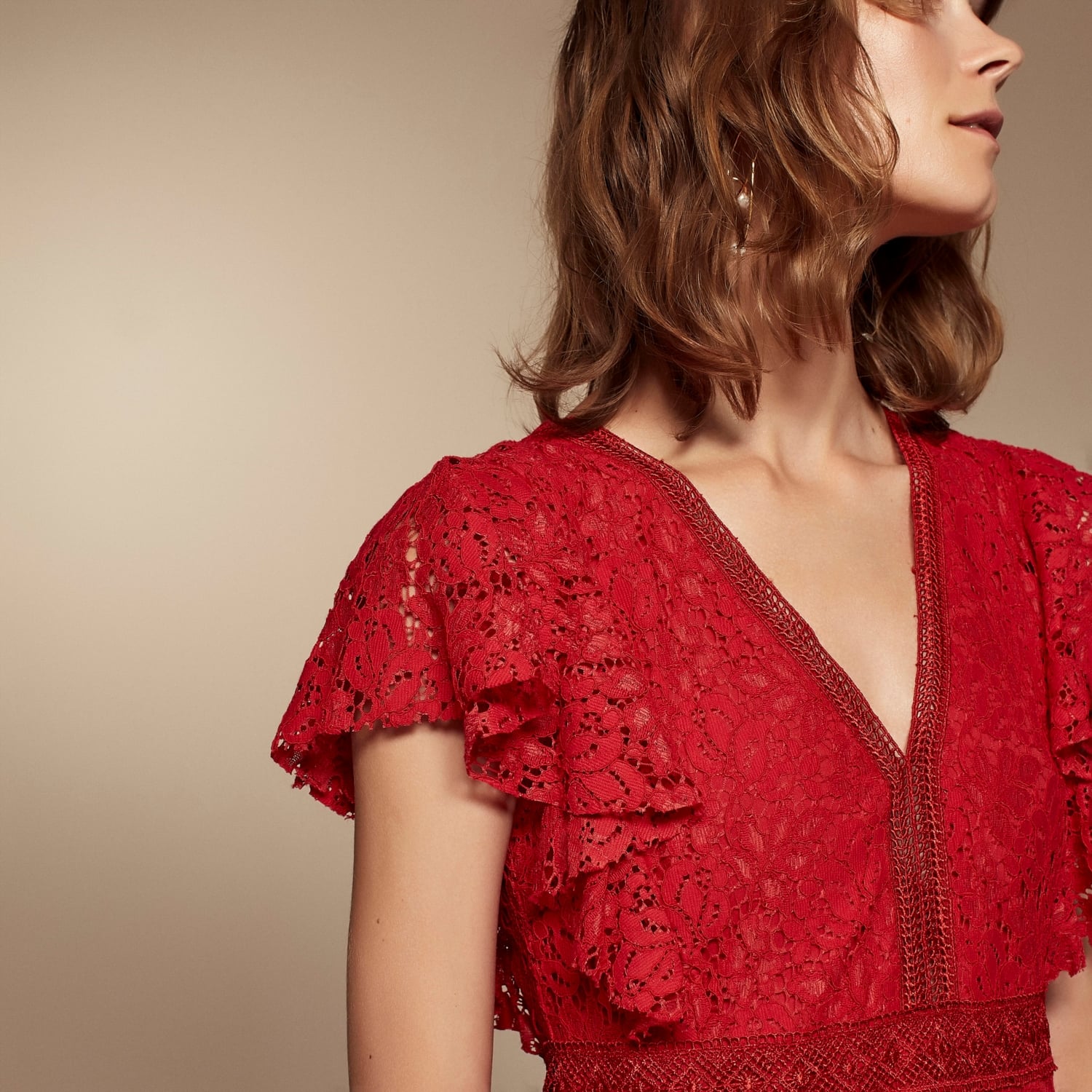 KOLLARI VOLANLI MİDİ DANTEL ELBİSE