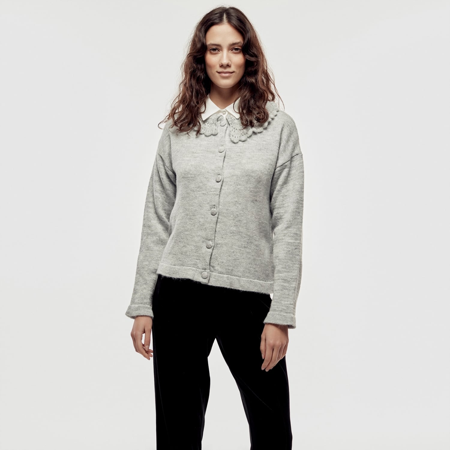 DANTEL YAKA DÜĞMELİ TRİKO HIRKA