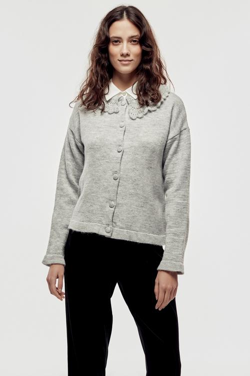  DANTEL YAKA DÜĞMELİ TRİKO HIRKA