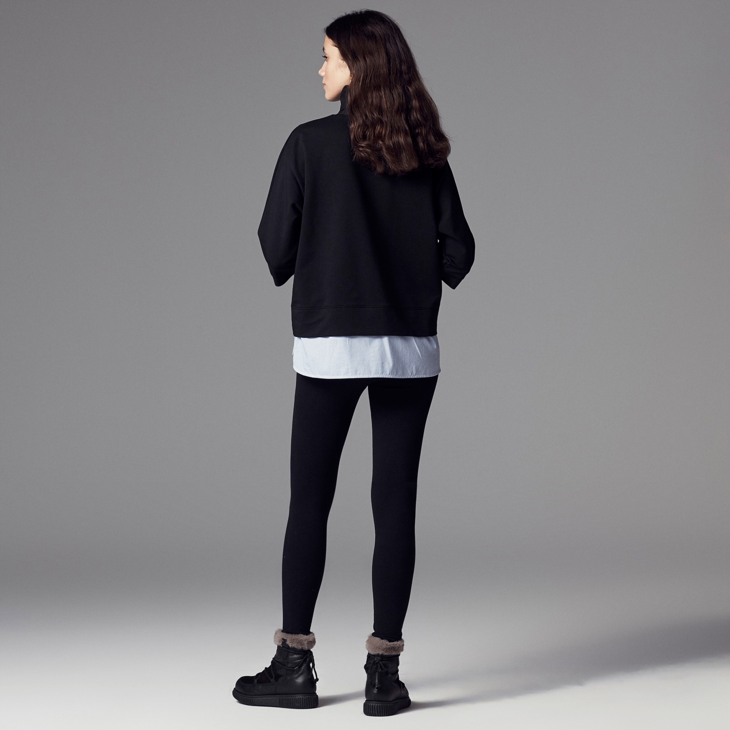 DİK YAKA GÖMLEK DETAYLI PAMUKLU SWEATSHIRT