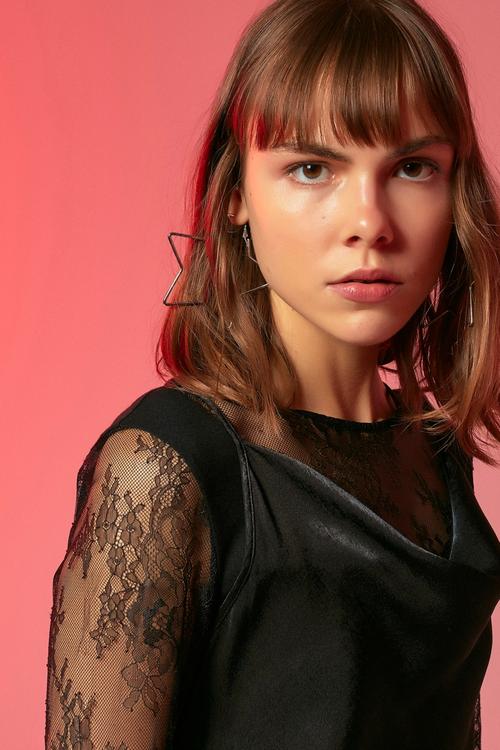  YANDAN BÜZGÜLÜ DEGAJE YAKA ASKILI MİDİ ELBİSE